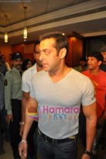 Salman Khan at Gold_s Gym and Veer Strength Challenge in Mumbai on 21st Jan 2010-1 (4).JPG